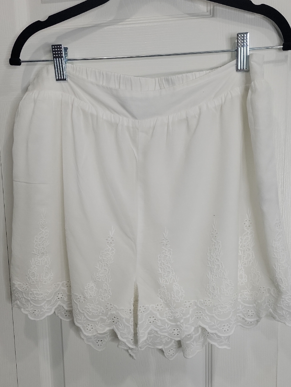 LC Lauren Conrad White Scalloped Eyelet Embroidered Shorts Size Medium